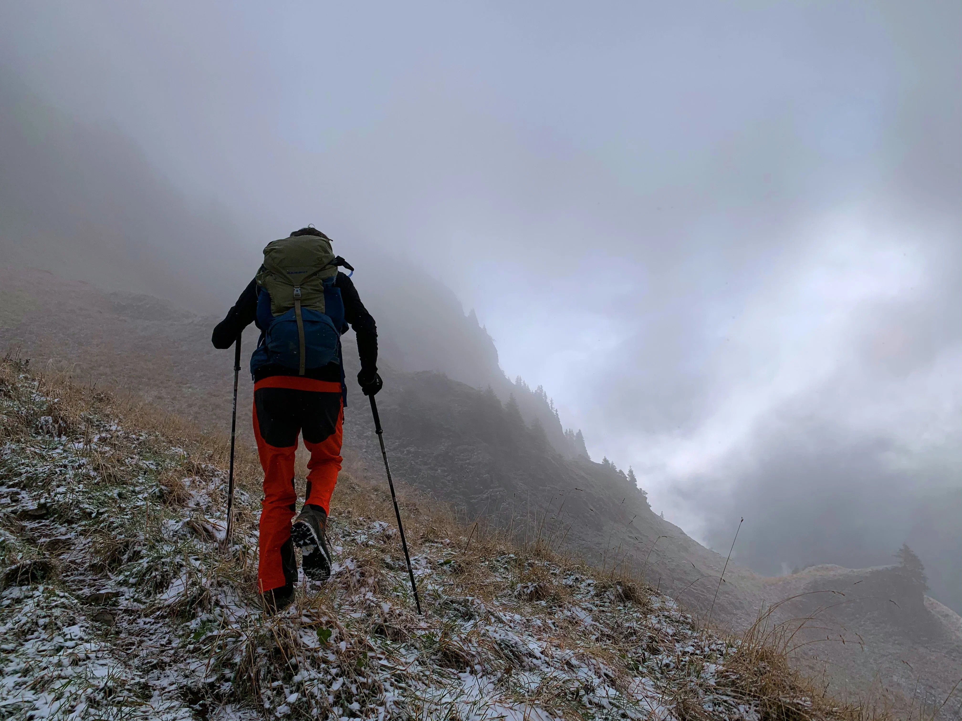 Wandern mit Stöcken: Technik, Vorteile & die richtige Ausrüstung